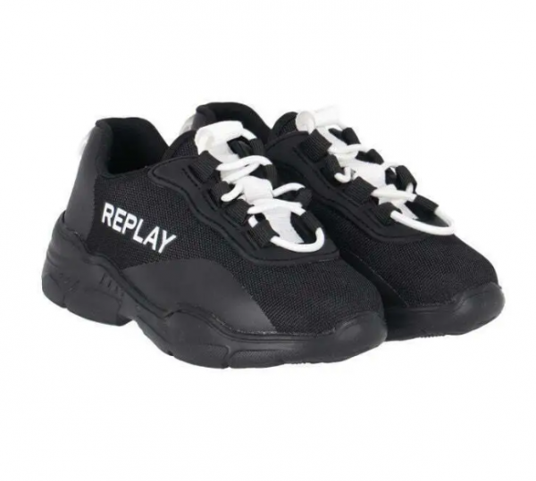 Sepatu sneakers dengan detail logo khas brand